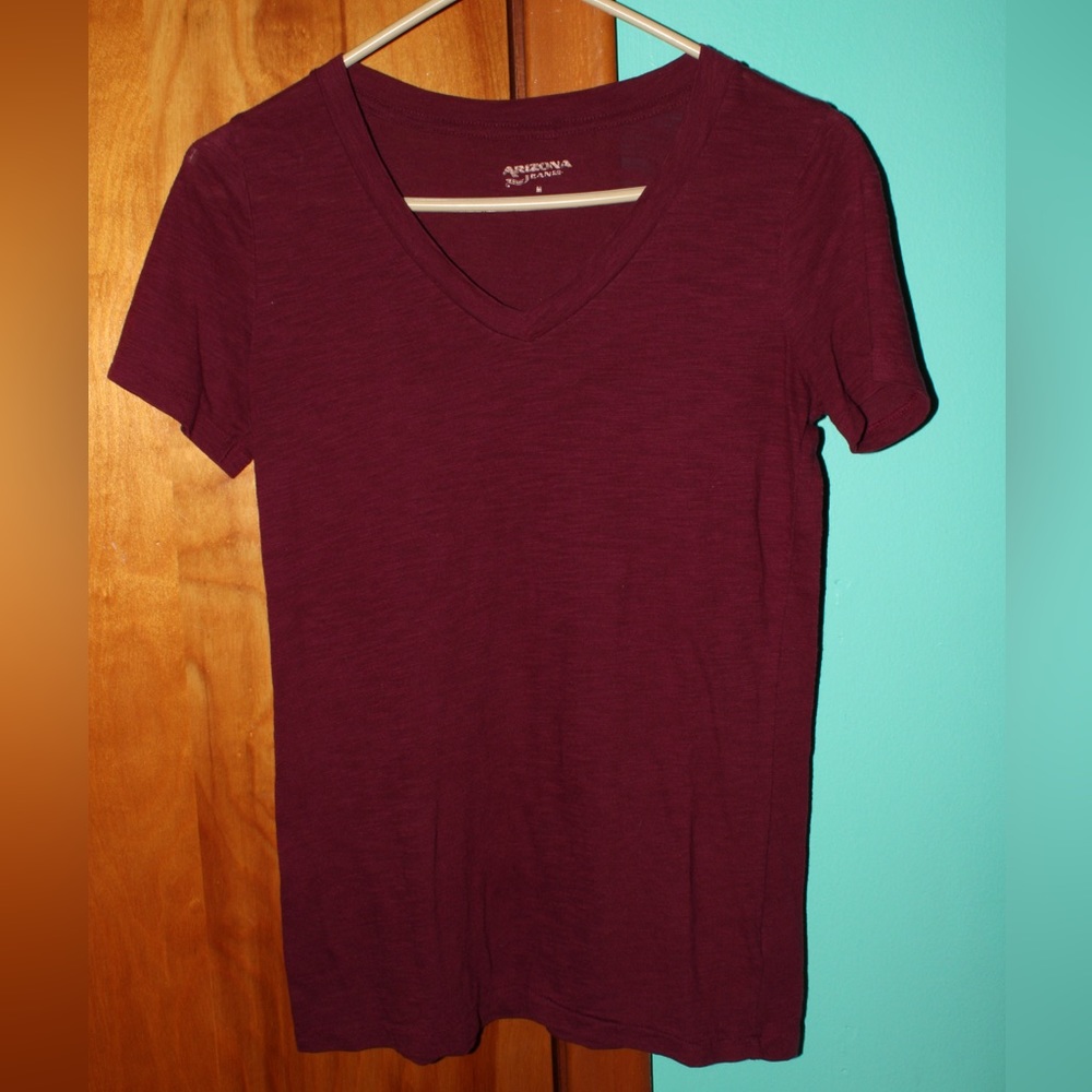 Women’s Burgundy Arizona Jeans V-neck Tee